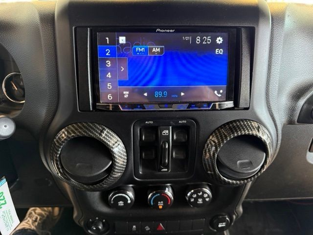 Jeep Wrangler Unlimited Vehicle Full-screen Gallery Image 16