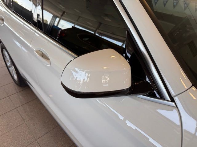 BMW X3 Vehicle Full-screen Gallery Image 12