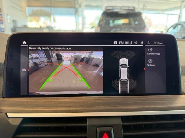 BMW X3 Vehicle Full-screen Gallery Image 15