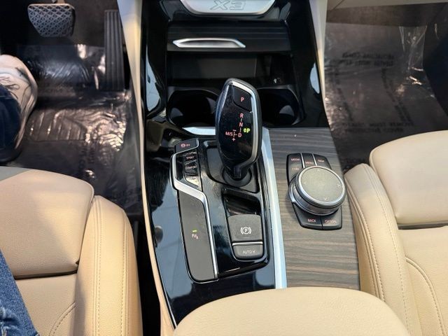 BMW X3 Vehicle Full-screen Gallery Image 18