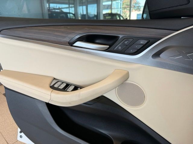 BMW X3 Vehicle Full-screen Gallery Image 20
