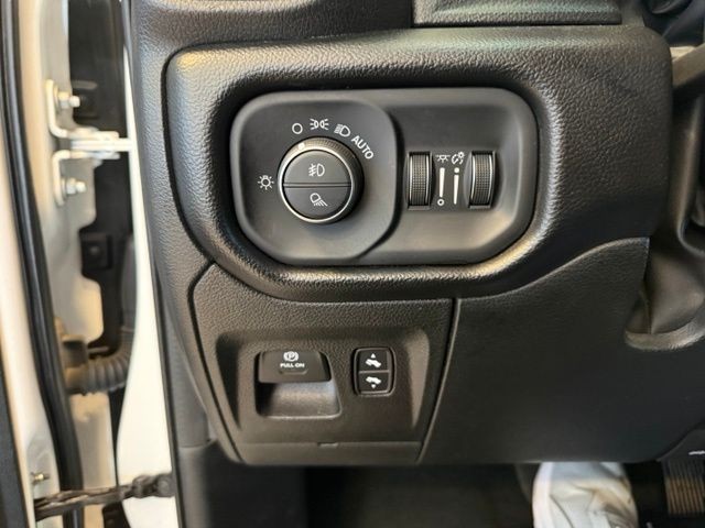 Ram 1500 Vehicle Full-screen Gallery Image 17