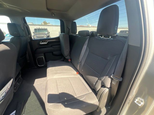 Chevrolet Silverado 1500 Vehicle Full-screen Gallery Image 03
