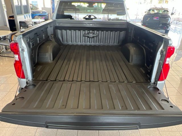 Chevrolet Silverado 1500 Vehicle Full-screen Gallery Image 12