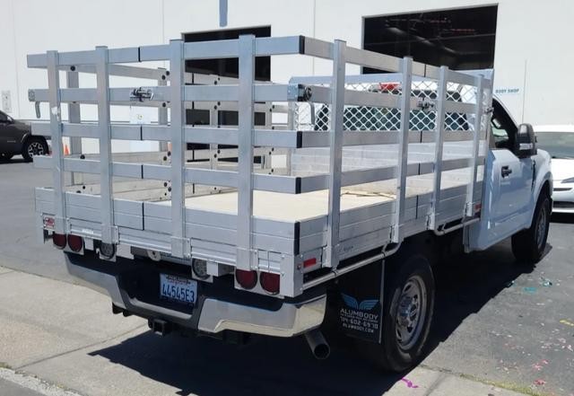 Ford Super Duty F-250 SRW Vehicle Full-screen Gallery Image 02