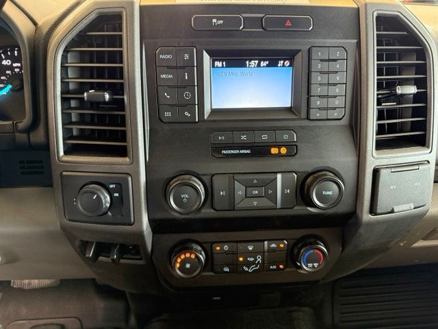 Ford Super Duty F-250 SRW Vehicle Full-screen Gallery Image 17