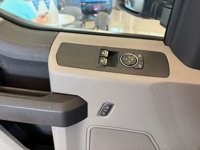 Ford Super Duty F-250 SRW Vehicle Full-screen Gallery Image 20
