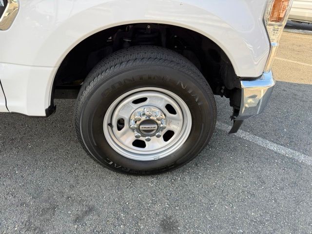 Ford F-350SD Vehicle Full-screen Gallery Image 13