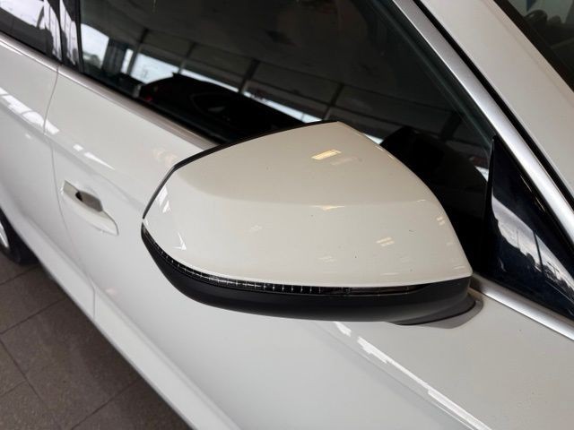 Audi Q5 Vehicle Full-screen Gallery Image 11