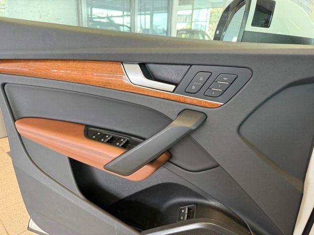 Audi Q5 Vehicle Full-screen Gallery Image 18