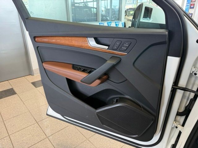 Audi Q5 Vehicle Full-screen Gallery Image 19