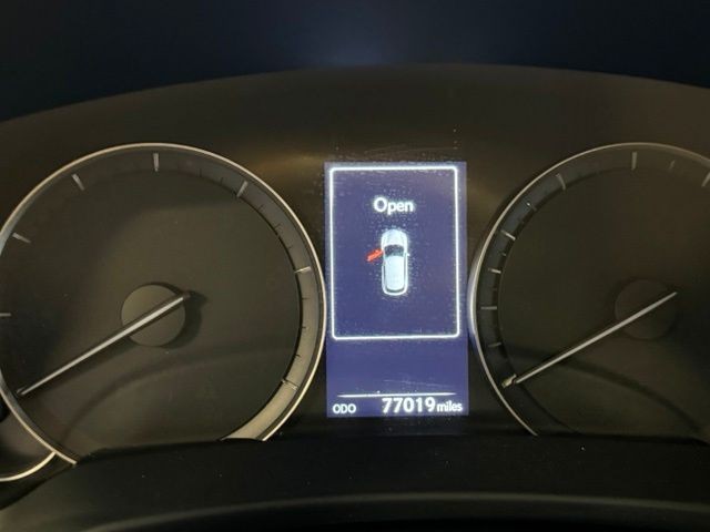 Lexus RX Vehicle Full-screen Gallery Image 12