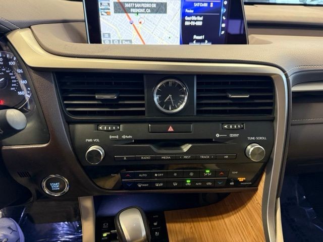 Lexus RX Vehicle Full-screen Gallery Image 16