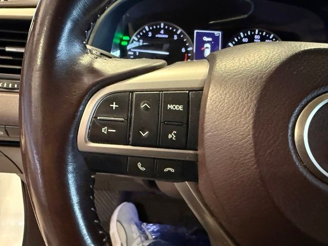 Lexus RX Vehicle Full-screen Gallery Image 19