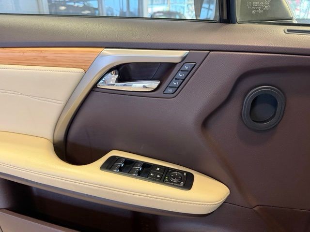 Lexus RX Vehicle Full-screen Gallery Image 20