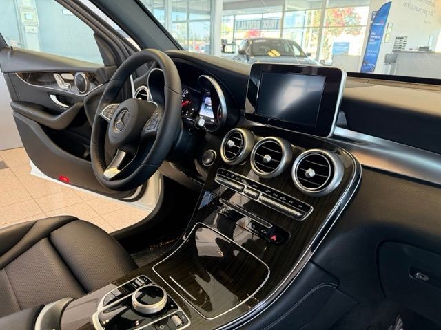 Mercedes-Benz GLC Vehicle Full-screen Gallery Image 02