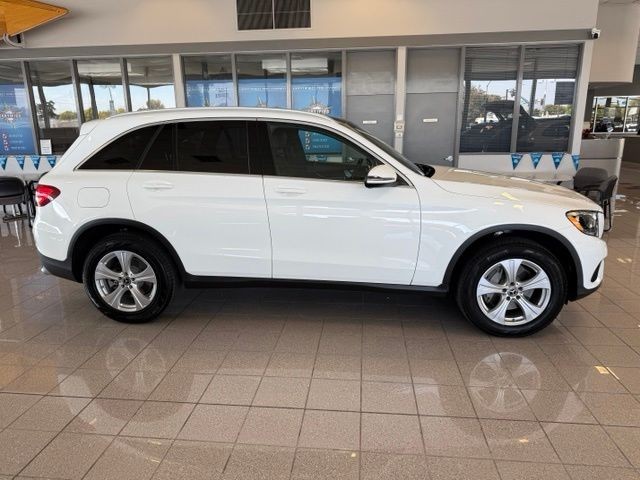 Mercedes-Benz GLC Vehicle Full-screen Gallery Image 03