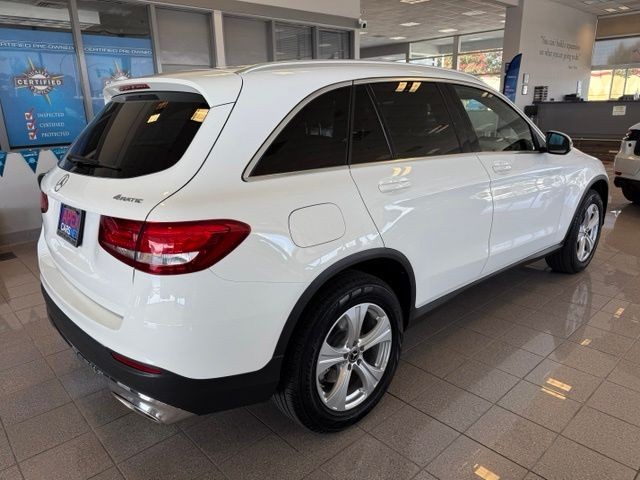 Mercedes-Benz GLC Vehicle Full-screen Gallery Image 04
