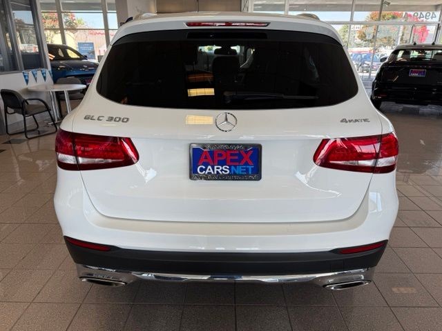 Mercedes-Benz GLC Vehicle Full-screen Gallery Image 06