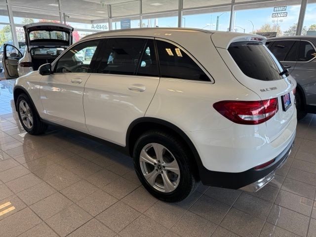 Mercedes-Benz GLC Vehicle Full-screen Gallery Image 07