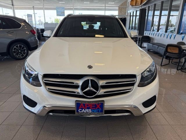 Mercedes-Benz GLC Vehicle Full-screen Gallery Image 09