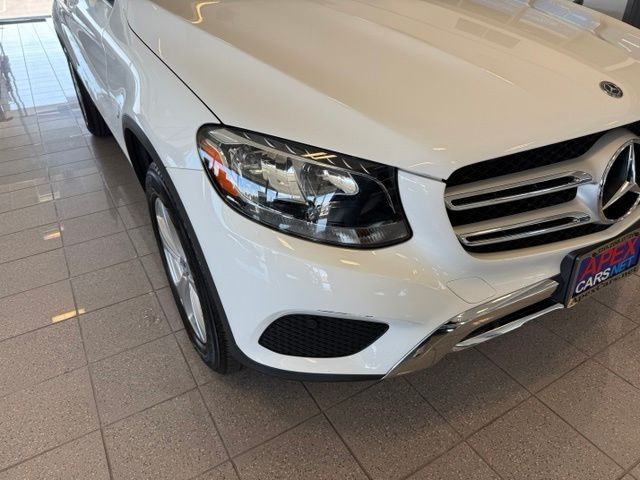 Mercedes-Benz GLC Vehicle Full-screen Gallery Image 10