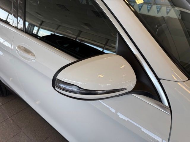 Mercedes-Benz GLC Vehicle Full-screen Gallery Image 13