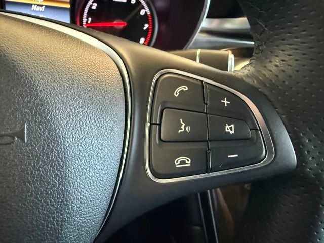 Mercedes-Benz GLC Vehicle Full-screen Gallery Image 19
