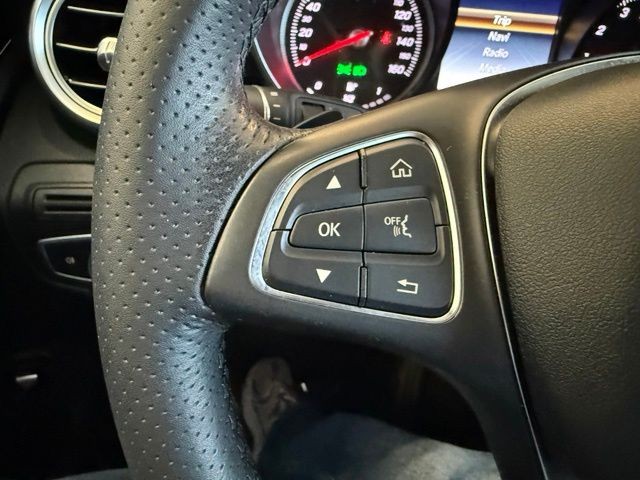 Mercedes-Benz GLC Vehicle Full-screen Gallery Image 20