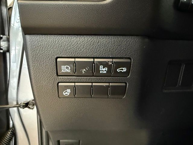 Lexus NX Vehicle Full-screen Gallery Image 20
