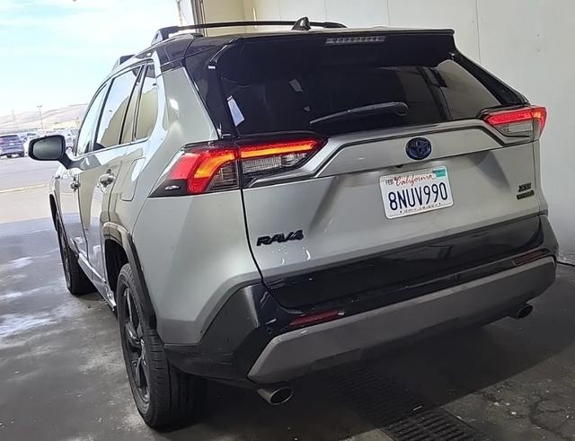 Toyota RAV4 Hybrid Vehicle Full-screen Gallery Image 02