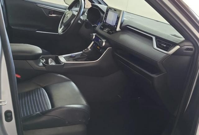 Toyota RAV4 Hybrid Vehicle Full-screen Gallery Image 04