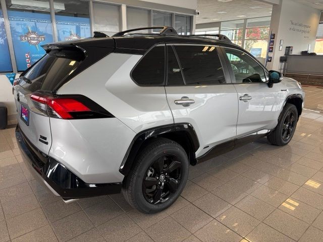 Toyota RAV4 Hybrid Vehicle Full-screen Gallery Image 05