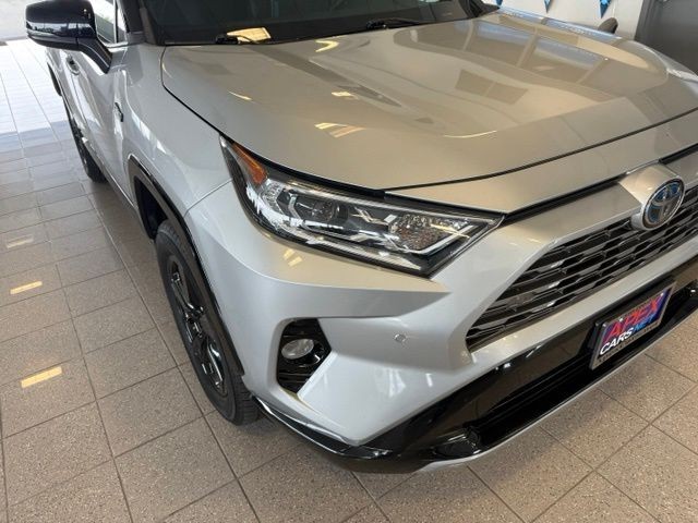 Toyota RAV4 Hybrid Vehicle Full-screen Gallery Image 10