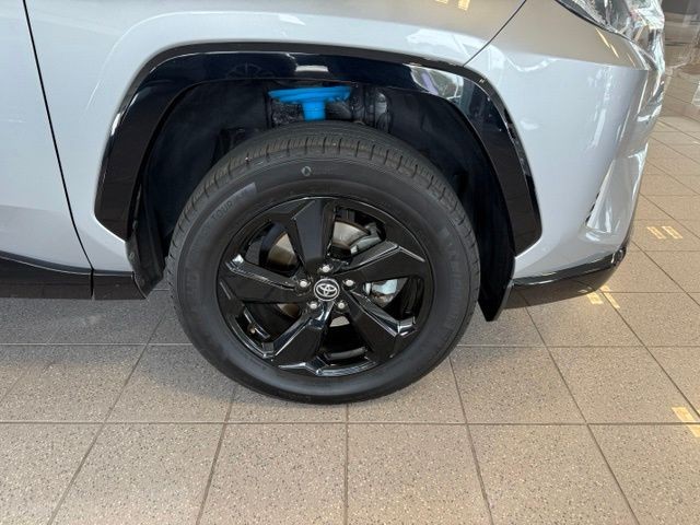 Toyota RAV4 Hybrid Vehicle Full-screen Gallery Image 12