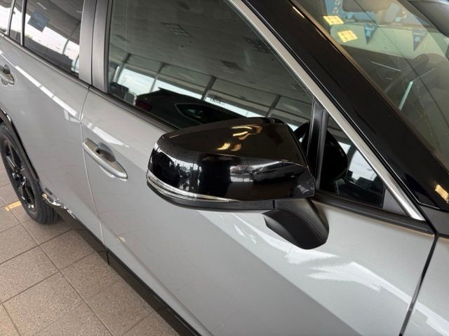 Toyota RAV4 Hybrid Vehicle Full-screen Gallery Image 13