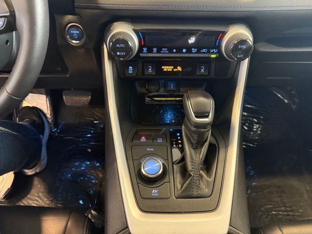 Toyota RAV4 Hybrid Vehicle Full-screen Gallery Image 18