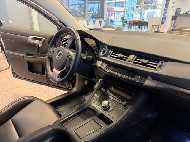 Lexus CT 200h Vehicle Full-screen Gallery Image 02