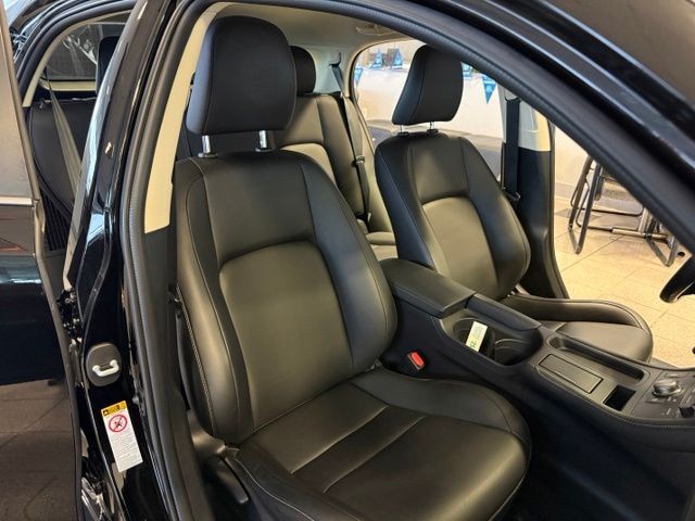 Lexus CT 200h Vehicle Full-screen Gallery Image 03