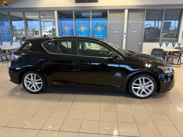 Lexus CT 200h Vehicle Full-screen Gallery Image 04