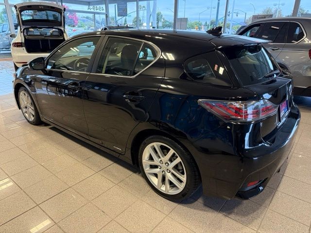 Lexus CT 200h Vehicle Full-screen Gallery Image 07