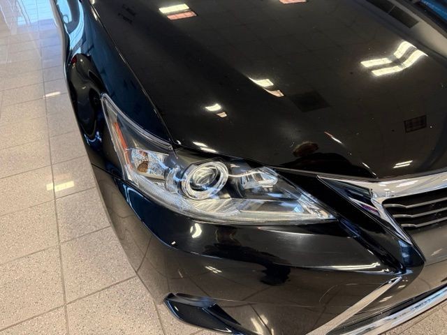 Lexus CT 200h Vehicle Full-screen Gallery Image 11