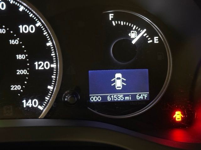 Lexus CT 200h Vehicle Full-screen Gallery Image 14