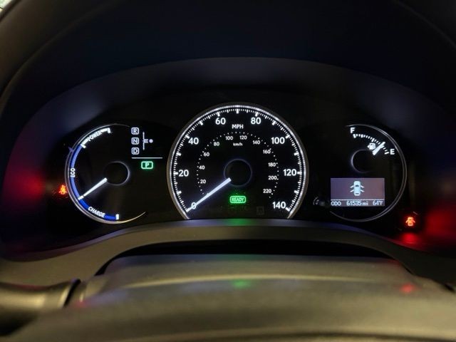 Lexus CT 200h Vehicle Full-screen Gallery Image 15