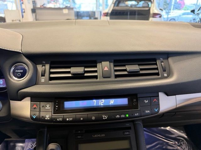 Lexus CT 200h Vehicle Full-screen Gallery Image 16