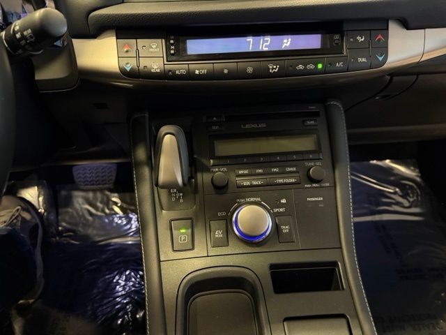 Lexus CT 200h Vehicle Full-screen Gallery Image 17