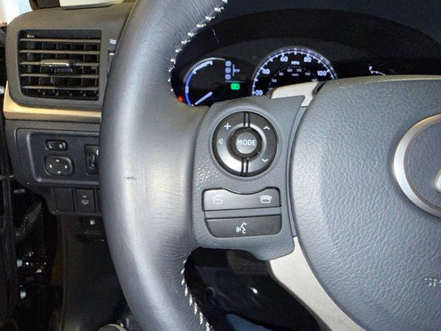 Lexus CT 200h Vehicle Full-screen Gallery Image 19