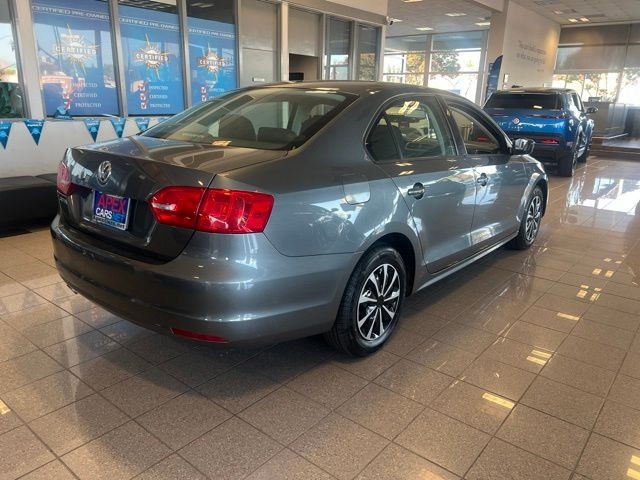 Volkswagen Jetta Sedan Vehicle Full-screen Gallery Image 02