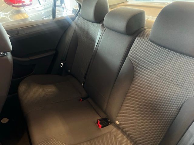 Volkswagen Jetta Sedan Vehicle Full-screen Gallery Image 05