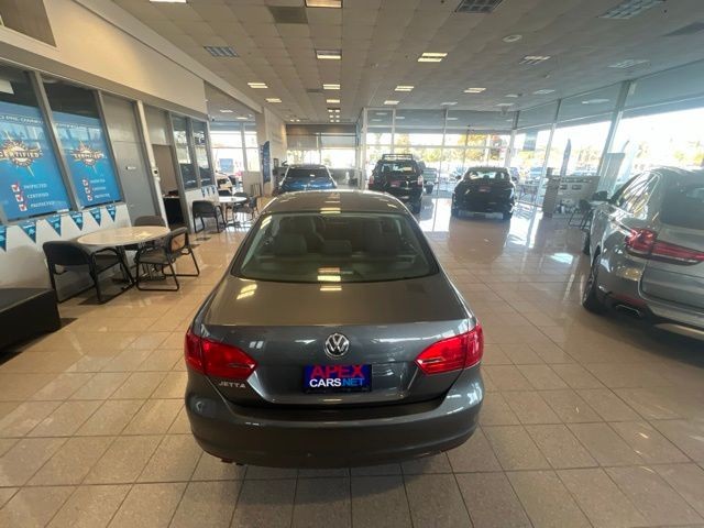 Volkswagen Jetta Sedan Vehicle Full-screen Gallery Image 11